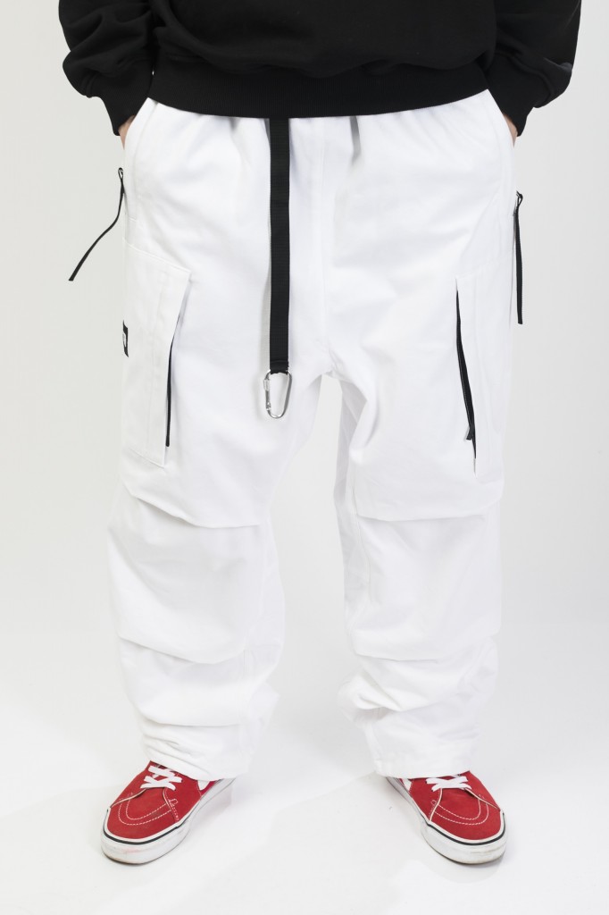 Купить мужские белые лёгкие штаны CODERED Quadro Cargo Pants Wide